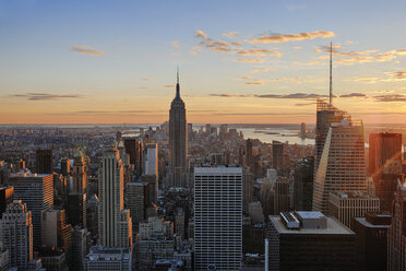 USA, New York State, New York City, Blick auf das Empire State Building in Manhattan - RUEF001050