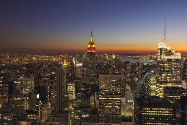 USA, New York State, New York City, Blick auf das Empire State Building in Manhattan - RUEF001073