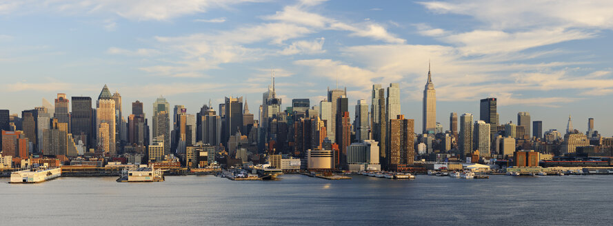 USA, New York State, New York City, Blick auf Manhattan mit Hudson River - RUE001045