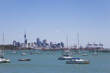Neuseeland, Auckland, Blick auf Stadt und Containerhafen-Terminals - GW002193