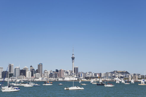 Neuseeland, Auckland, Blick auf die Stadt und Mount Eden im Hintergrund - GW002194