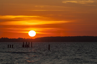 Deutschland, Schleswig Holstein, Sonnenuntergang an der Ostsee - SR000159