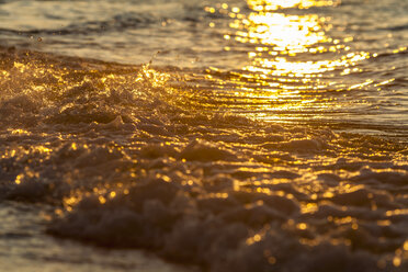 Germany, Schleswig Holstein, Sun reflecting on surface of water at sunset - SR000174