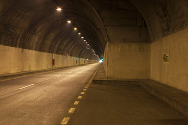 Portugal, Leerer Tunnel durch den Berg Pico dos Barcelos - AM000114