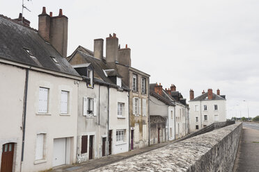 Frankreich, Blois, Blick auf Wohnhäuser am Loir et Cher - GWF002199