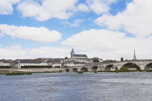 Frankreich, Blois, Blick auf die Brücke Jacques Gabriel und die Kathedrale Saint Louis - GWF002210