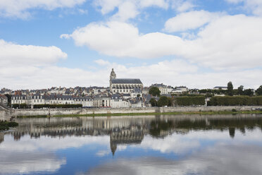 France, Blois, View of Jacques Gabriel bridge and Saint Louis cathedral - GWF002209