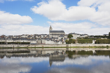 Frankreich, Blick auf die Brücke Jacques Gabriel und die Kathedrale Saint Louis - GWF002207