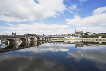Frankreich, Blick auf die Brücke Jacques Gabriel und die Kathedrale Saint Louis - GWF002206