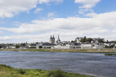 Frankreich, Blois, Blick auf die Kirche Saint-Nicolas und das königliche Schloss mit dem Fluss Loire - GWF002205