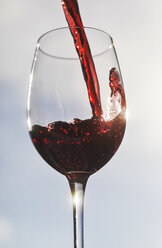 Deutschland, Rotwein im Glas, Nahaufnahme - JTF000395