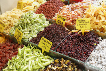 Turkey, Istanbul, Variety of dried fruits at Egyptian Bazaar - SIE003771