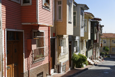 Turkey, Istanbul, Wooden houses with bay windows - SIE003774