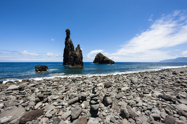 Portugal, Blick auf Felsformationen bei Ilheus da Rib - AMF000195