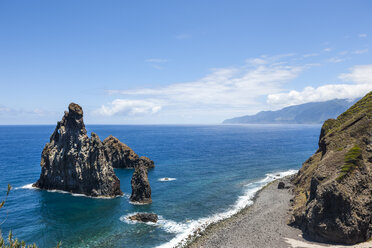 Portugal, Blick auf Felsformationen bei Ilheus da Rib - AMF000157