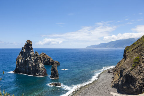 Portugal, Blick auf Felsformationen bei Ilheus da Rib - AMF000157