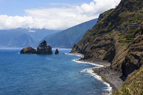 Portugal, Blick auf Felsformationen bei Ilheus da Rib - AMF000158