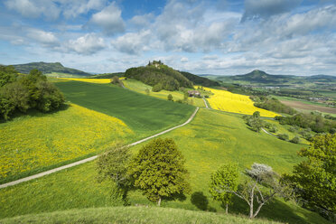 Deutschland, Baden Württemberg, Blick auf die Hegau-Landschaft im Frühling - EL000150