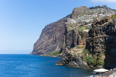 Portugal, Blick auf den Felsen Camara de Lobos - AMF000159