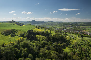 Deutschland, Blick auf die Hegauer Landschaft im Frühling - ELF000155