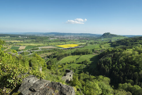 Deutschland, Blick auf die Hegauer Landschaft im Frühling und die Burg Hohenkraehen - ELF000154