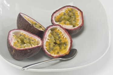 Maracuja-Früchte auf Teller mit Löffel, Nahaufnahme - ASF004960