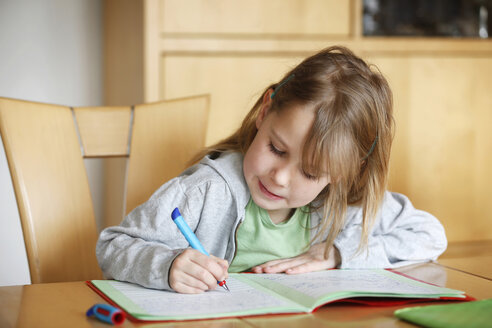 Germany, Baden Wuerttemberg, Girl doing her homework - SLF000092