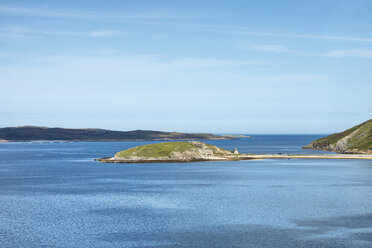 Vereinigtes Königreich, Schottland, Blick auf ein Fischerdorf am Ufer des Loch Eriboll - EL000161