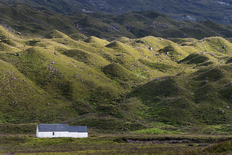 Vereinigtes Königreich, Schottland, View of Cottage at Torridon hills, lizenzfreies Stockfoto