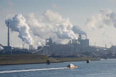 Netherlands, Amsterdam, View of Tata steel plant on North Sea coast - EL000178