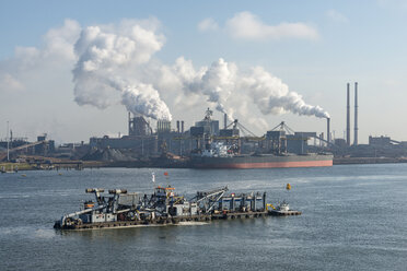 Netherlands, Amsterdam, View of Tata steel plant on North Sea coast - EL000177