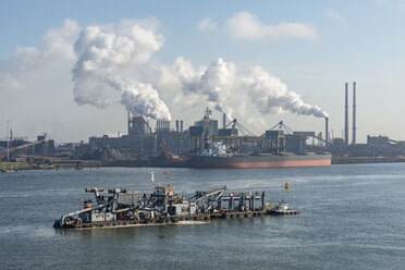 Niederlande, Amsterdam, Blick auf das Tata-Stahlwerk an der Nordseeküste - EL000177