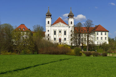 Deutschland, Bayern, Blick auf das Kloster Schlehdorf am Kochelsee - ES000385