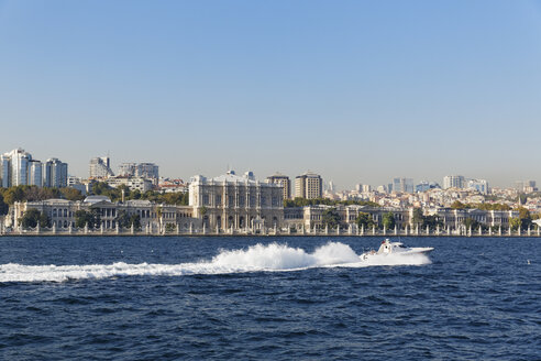 Türkei, Istanbul, Blick auf den Dolmabahce-Palast - SIE003790