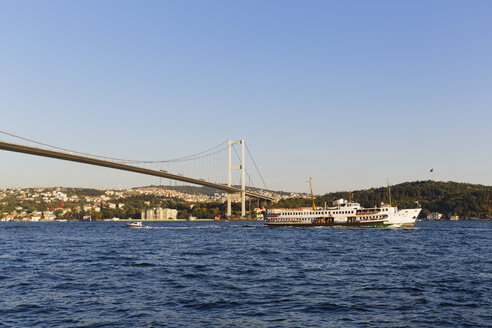 Türkei, Istanbul, Blick auf die Bosporus-Brücke und den Beylerbeyi-Palast - SIEF003814