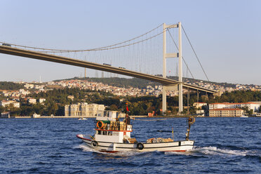 Türkei, Istanbul, Blick auf die Bosporus-Brücke und den Beylerbeyi-Palast - SIEF003815