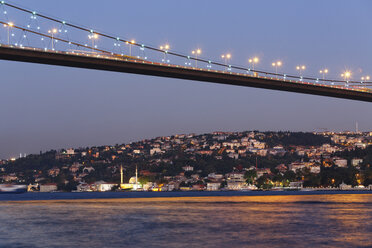 Türkei, Istanbul, Blick auf die Bosporus-Brücke und die Beylerbeyi-Moschee im Hintergrund - SIEF003822