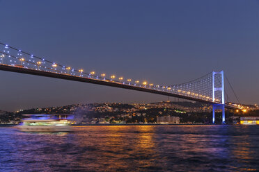 Türkei, Istanbul, Blick auf die Bosporus-Brücke und den Beylerbeyi-Palast im Hintergrund - SIE003826