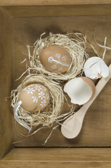 Bemalte Eier mit Eierschale in Schachtel, Holzlöffel, Nahaufnahme - ASF004958