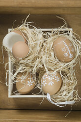 Bemalte Eier mit Eierschale in Schachtel, Holzlöffel, Nahaufnahme - ASF004959