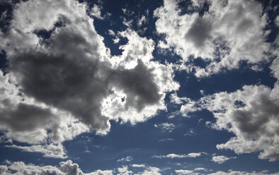 Deutschland, Blick auf den Himmel mit Wolken - JTF000402