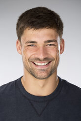 Portrait of young man smiling, close up - MAEF006676