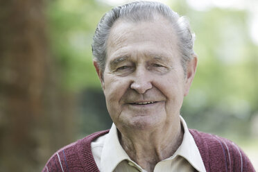 Germany, Cologne, Portrait of senior man in park, close up - JAT000031