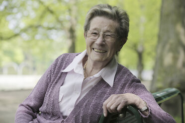 Deutschland, Köln, Porträt einer älteren Frau im Park, lächelnd - JAT000038