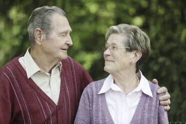 Germany, Cologne, Senior couple looking at each other in park - JAT000044