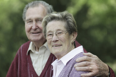 Germany, Cologne, Portrait of senior couple in park, smiling - JAT000047