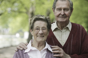 Germany, Cologne, Portrait of senior couple in park, smiling - JAT000063