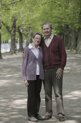 Deutschland, Köln, Portrait eines älteren Paares im Park, lächelnd - JAT000071