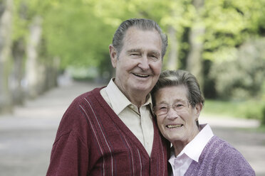 Deutschland, Köln, Portrait eines älteren Paares im Park, lächelnd - JAT000073