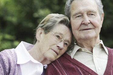 Germany, Cologne, Senior couple sitting in park - JAT000074